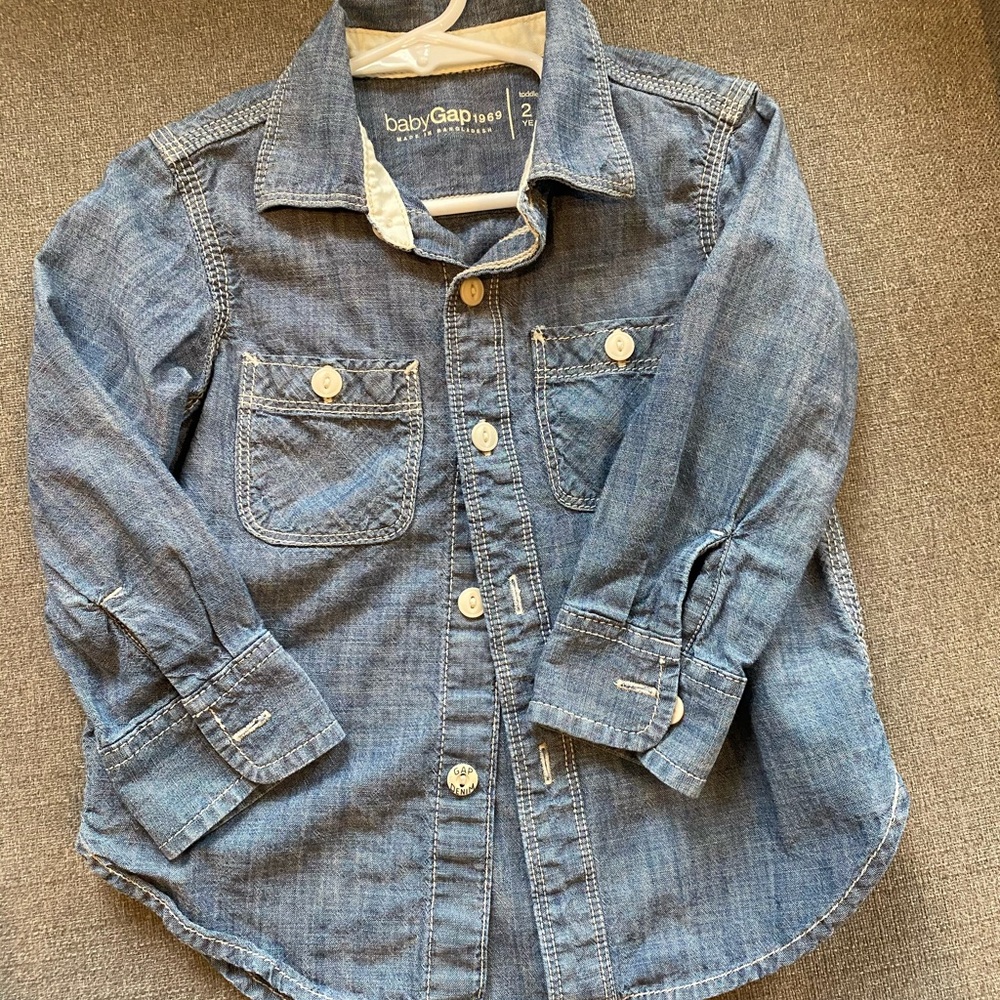 2 Gap button down shirts - Picture 5 of 7